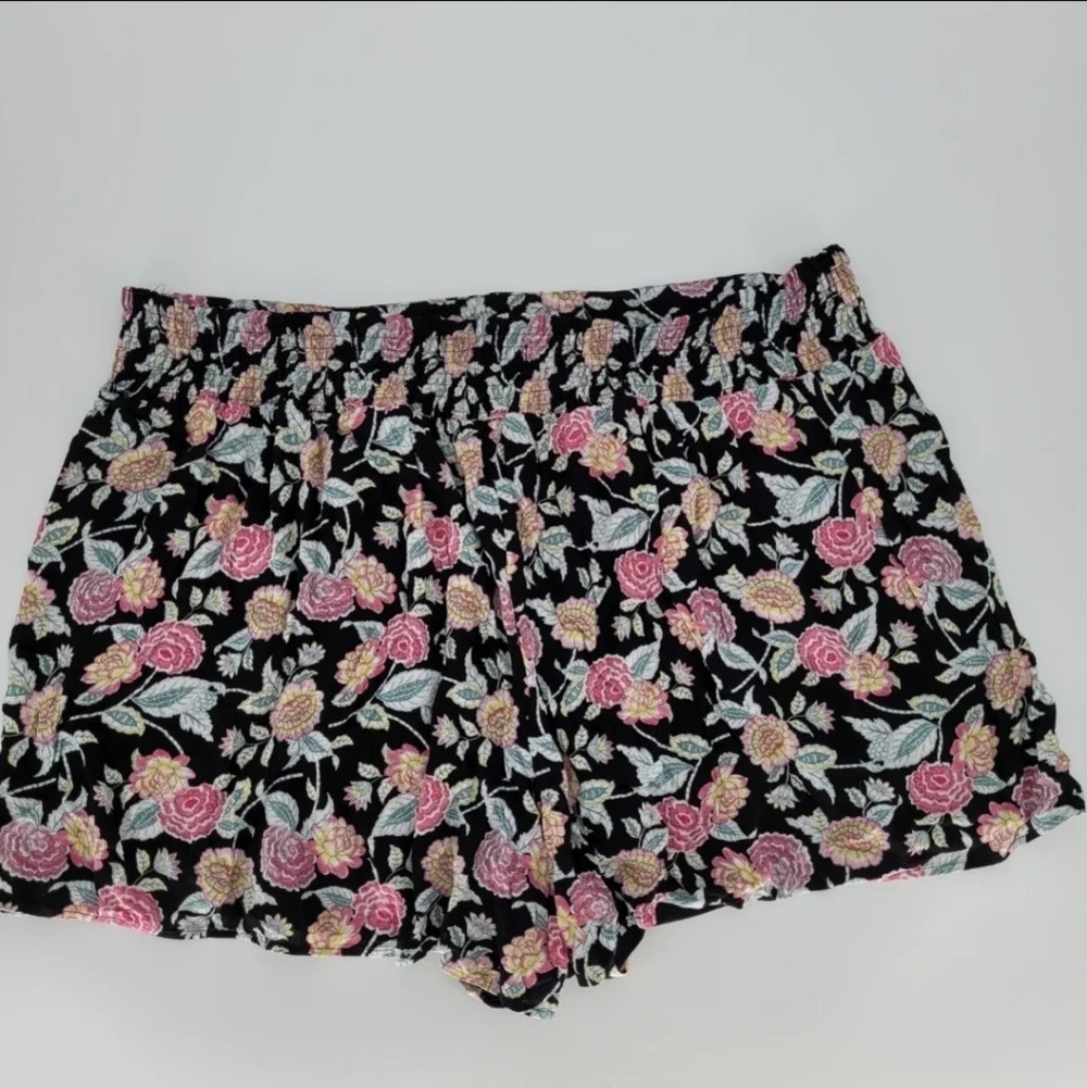 Torrid pastel and black floral gauze rayon shorts 4 - Picture 4 of 10